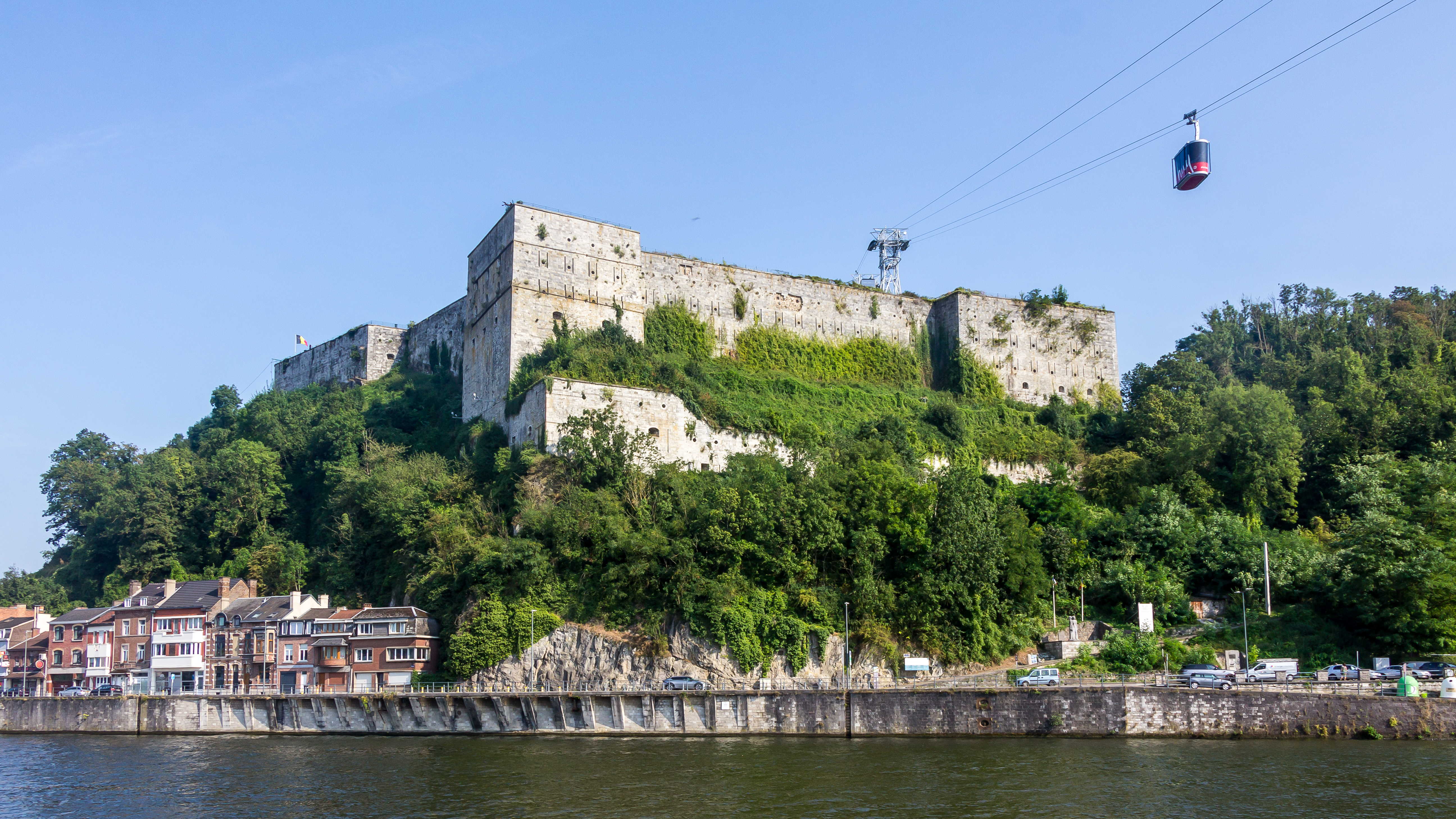 Citadelle de Huy et une telecabine du telepherique de Huy 1132